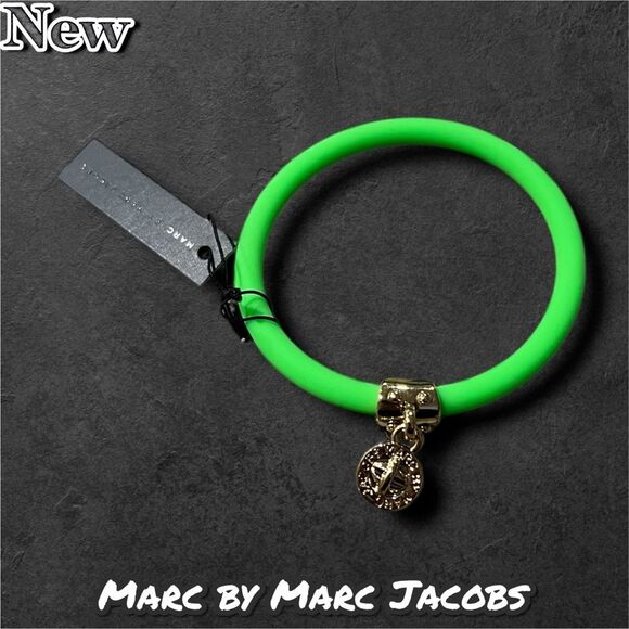 New NWT Marc by Marc Jacobs Toucan Green Rubber Bracelet with Gold Logo Charm - Picture 1 of 5